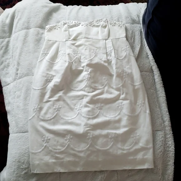 Host Pick 🥂 Lilly Pulitzer White Embroidered Floral Stapless Mini Dress - Picture 2 of 12